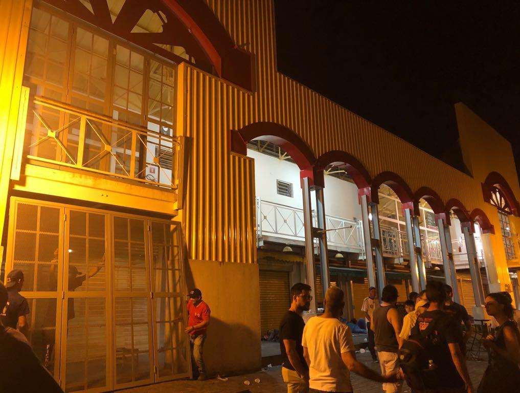 Guarda Municipal foi acionada na noite de domingo para que as grades fossem instaladas no Mercado Municipal. | Camille Vieira /Defensoria Pública