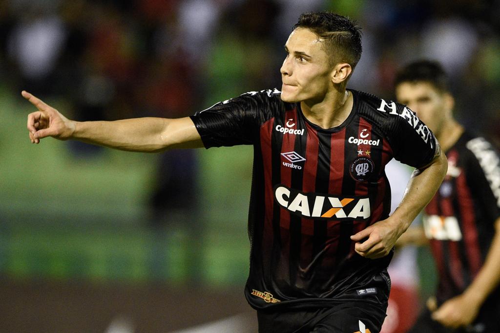 Raphael Veiga comemora o gol que abriu o placar do Atlético contra o Caracas na Sul-Americana | FEDERICO PARRA/AFP