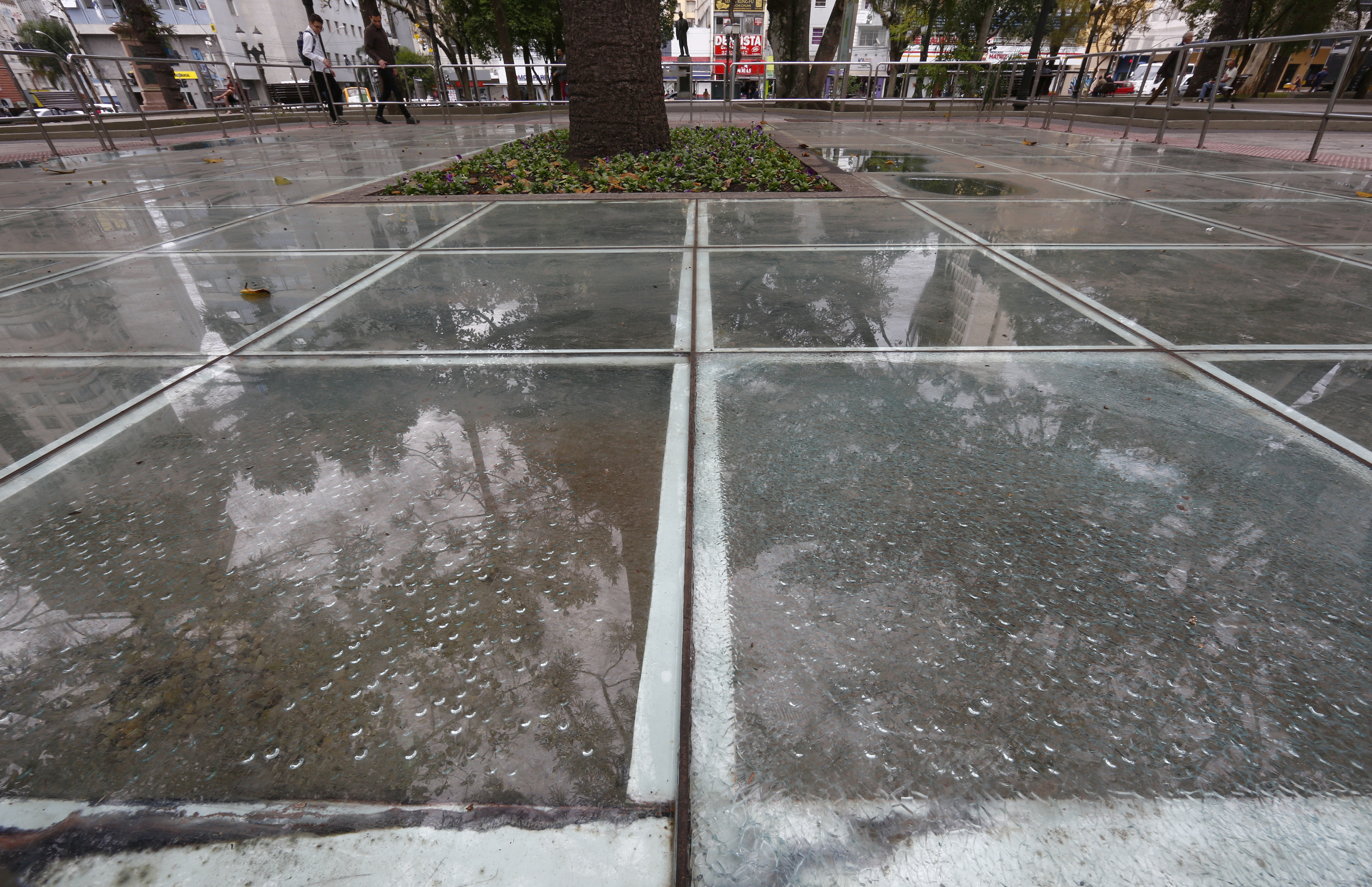 Sem ventilação, vidros do caminho arqueológico da Praça Tiradentes ficam embaçados. | Aniele Nascimento/Gazeta do Povo