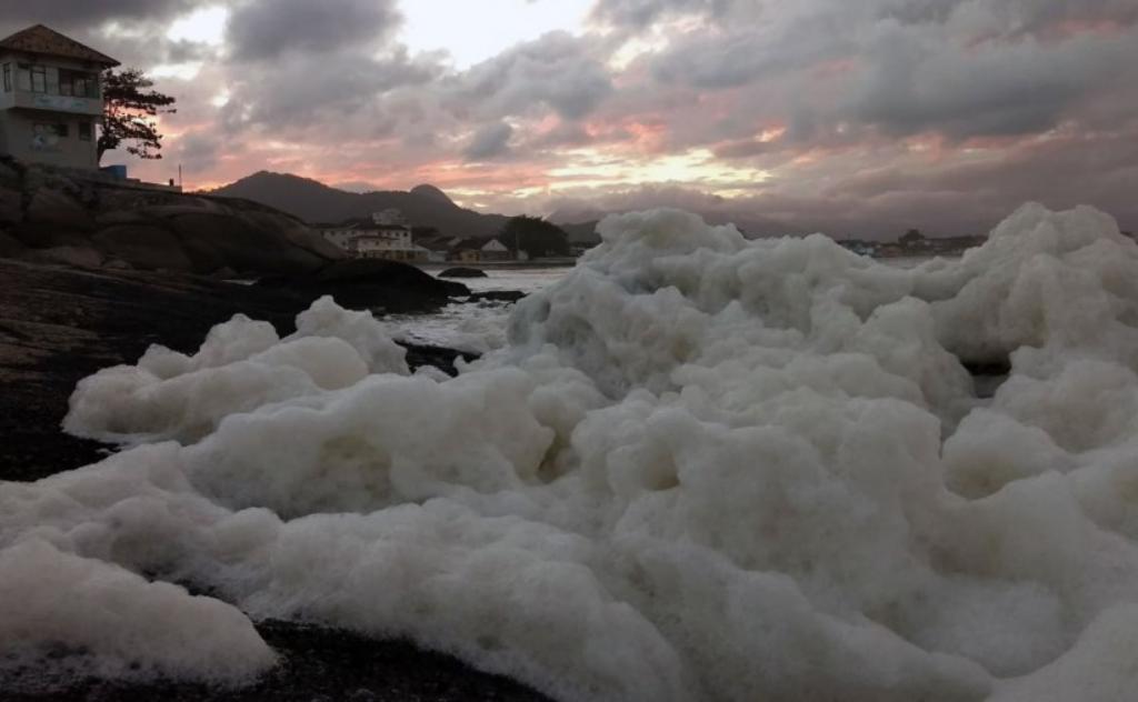 Espuma no Pico de Matinhos na última terça-feira. | Almir Alves/Colobaração com a Tribuna do Paraná