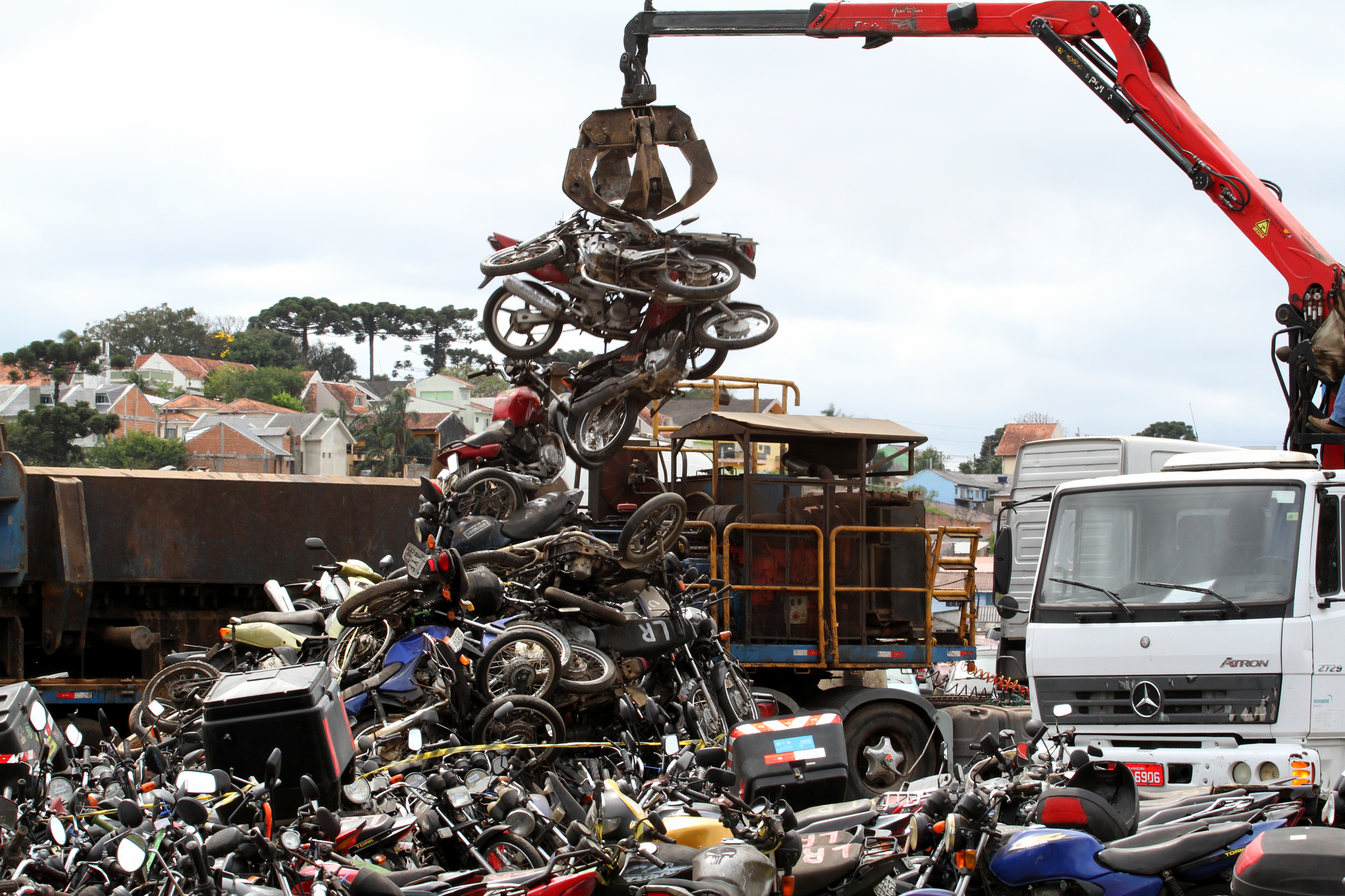 Veículos geralmente são apreendidos em acidentes, estão sem documentação ou não foram resgatados pelos donos | Gerson Klaina/Tribuna do Paraná