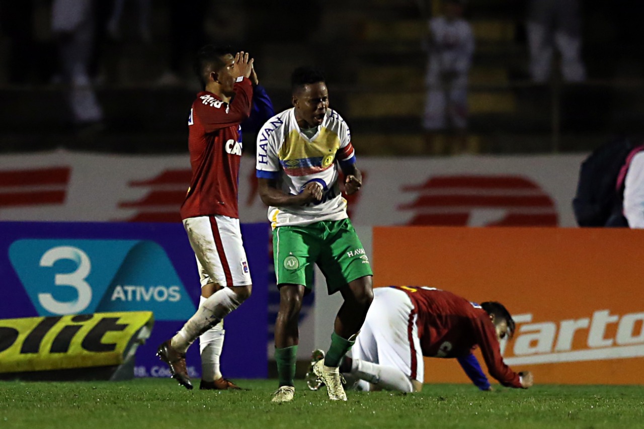 Jogadores do Paraná lamentam o gol de empate sofrido para a Chapecoense | Albari Rosa/Gazeta do Povo