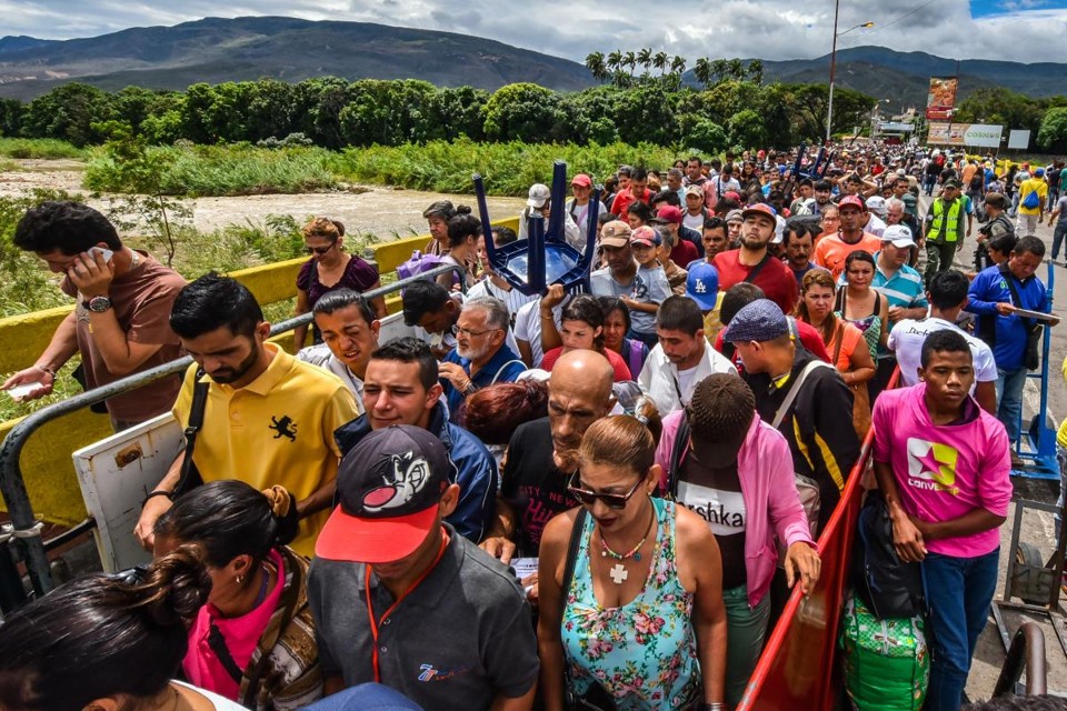 Venezuelanos entram na Colômbia principalmente pela ponte internacional Simón Bolívar, que separa Santo Antonio del Tachira de Cúcuta | LUIS ACOSTA/AFP