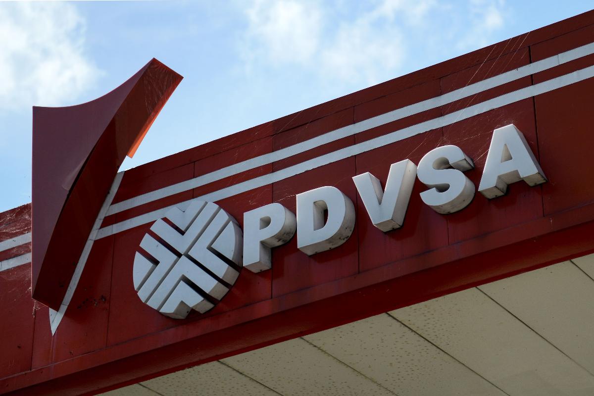 Logo da PDVSA, a petrolífera venezuelana, em posto de combustível de Caracas | FEDERICO PARRA/AFP