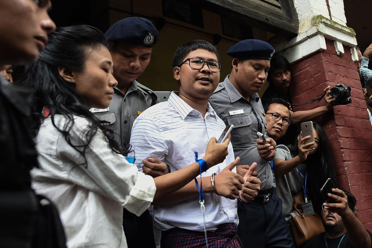 O jornalista da Reuters Wa Lone fala com jornalistas após o tribunal adiar a sentença em 27 de agosto de 2018 em Yangon | YE AUNG THU/AFP