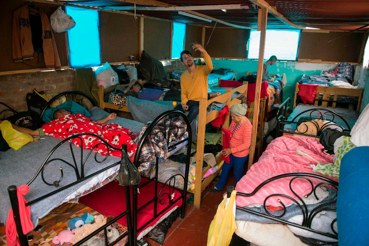 Venezuelanos em abrigo em Lima, capital do Peru | CRIS BOURONCLE/AFP