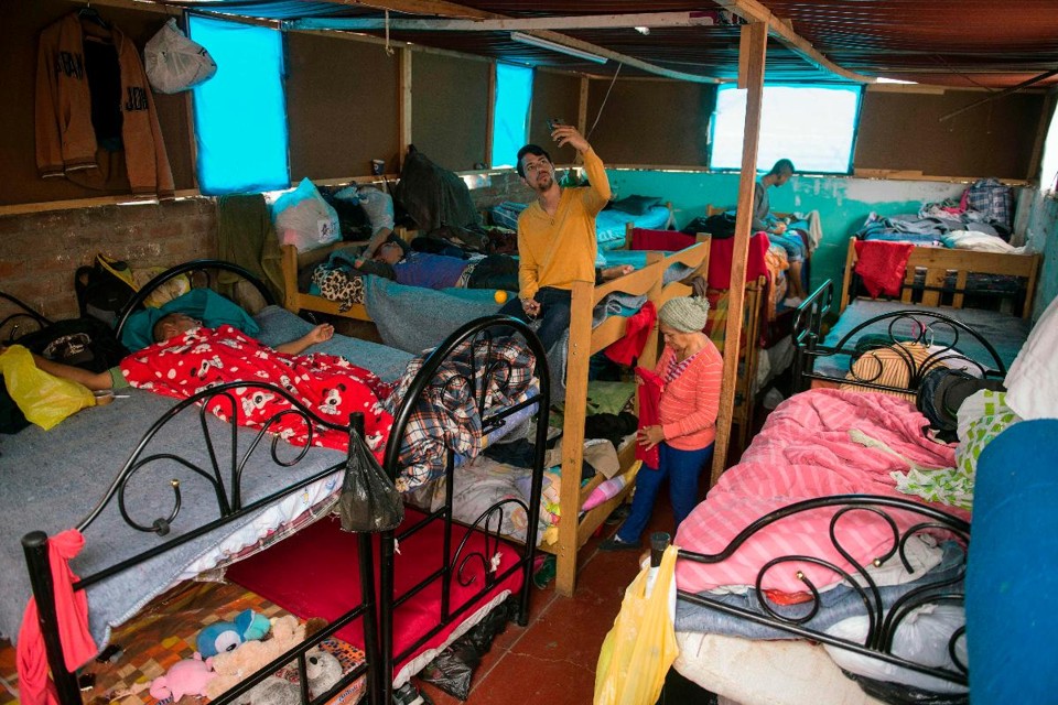Venezuelanos em abrigo em Lima, capital do Peru | CRIS BOURONCLE/AFP