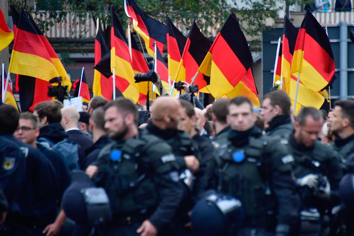 Manifestantes agitam bandeiras alemãs em Chemnitz | JOHN MACDOUGALLAFP