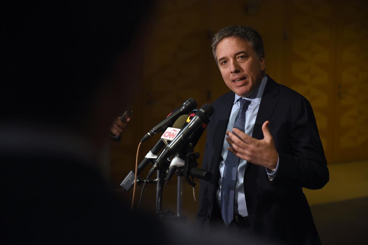 Ministro da Economia da Argentina, Nicolas Dujovne, conversa com a imprensa após reunião com o FMI | ERIC BARADAT/AFP