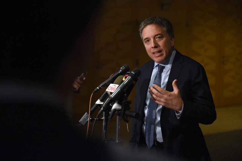 Ministro da Economia da Argentina, Nicolas Dujovne, conversa com a imprensa após reunião com o FMI | ERIC BARADAT/AFP