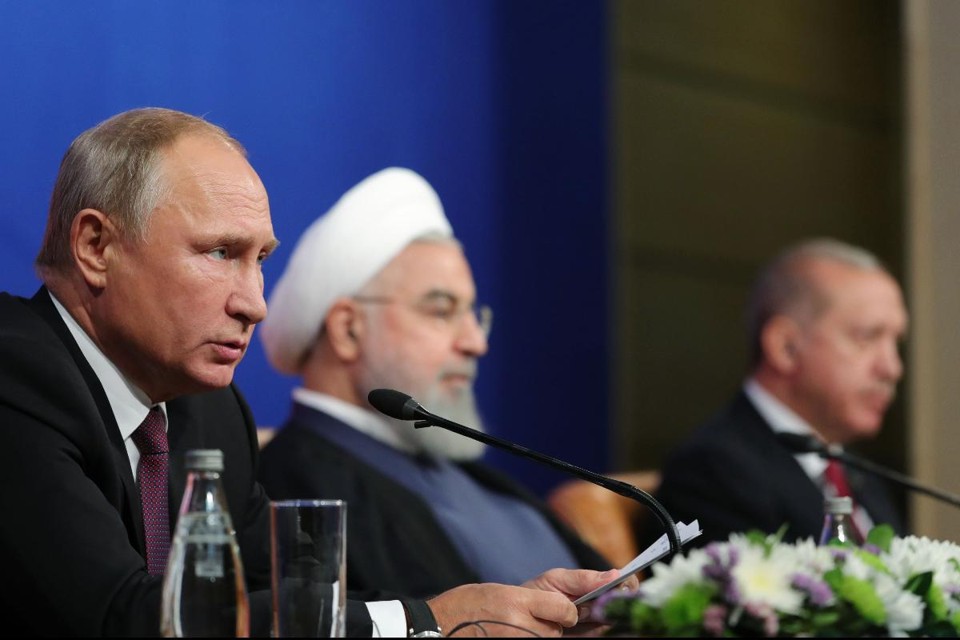 O presidente russo, Vladimir Putin (esquerda), o presidente iraniano Hassan Rouhani (centro) e o presidente turco Recep Tayyip Erdogan participam de coletiva de imprensa em Teerã, nesta sexta-feira (7) | MIKHAIL KLIMENTYEV/AFP