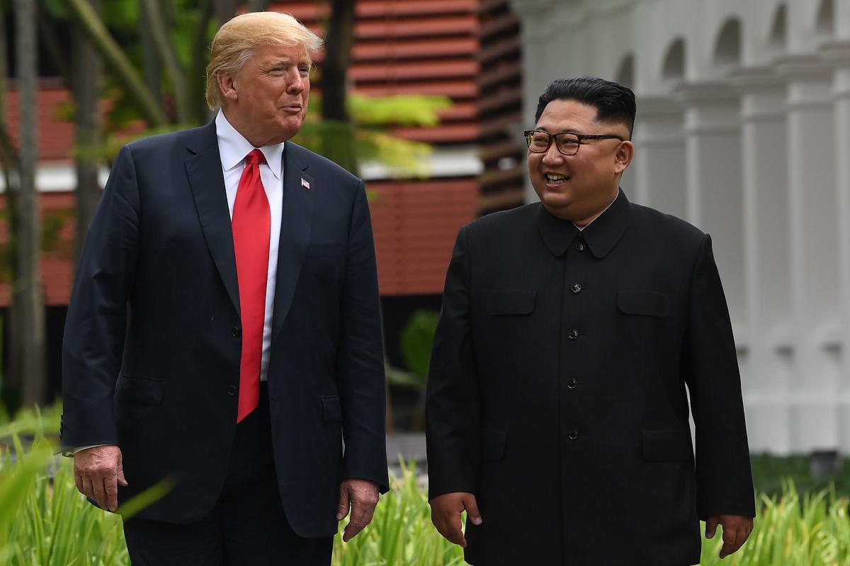 Presidente dos EUA, Donald Trump, e ditador da Coreia do Norte, Kim Jong-un, na cúpula de Cingapura, em junho de 2018 | SAUL LOEB/AFP