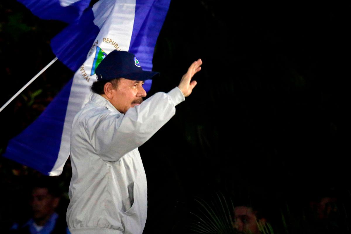 Ditador nicaraguense Daniel Ortega acena para a multidão, durante as comemorações da independência do país | INTI OCON/AFP