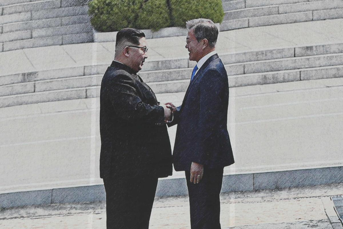 O ditador norte-coreano Kim Jong-un (à esq.), comprimenta Moon Jae-in, líder sul-coreano (à dir.). | JUNG YEON-JE/AFP