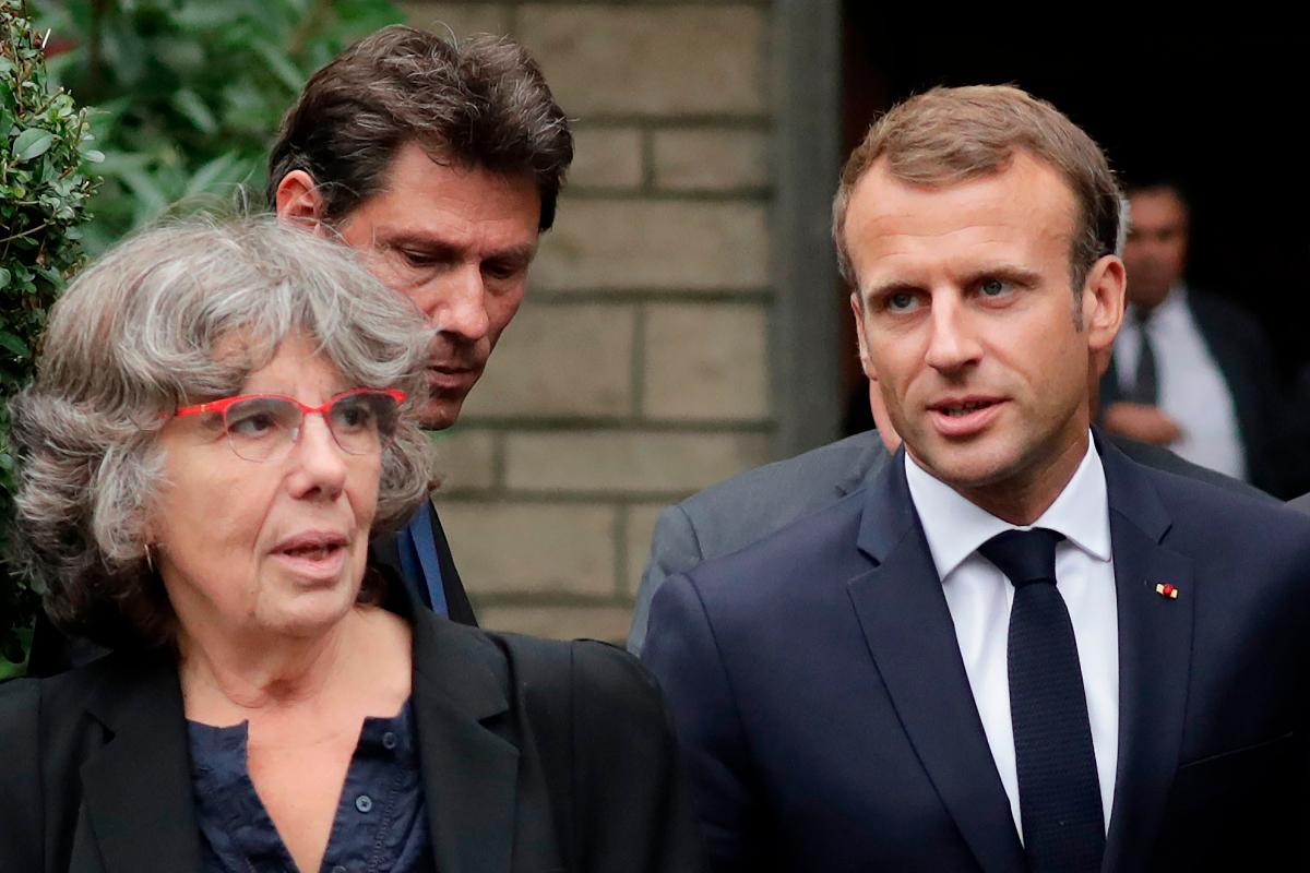 Presidente francês Emmanuel Macron caminha ao lado de Michele Audin, filha do falecido Maurice Audin, emf rente à casa de Josette Audin, viúva de Audin, em 13 de setembro de 2018 em Bagnolet | THOMAS SAMSONAFP