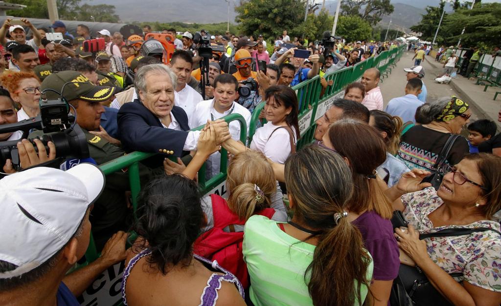 Luis Almagro, secretário-geral da OEA, cumprimenta venezuelanos na fronteira do país com a Colômbia | SCHNEYDER MENDOZA/AFP