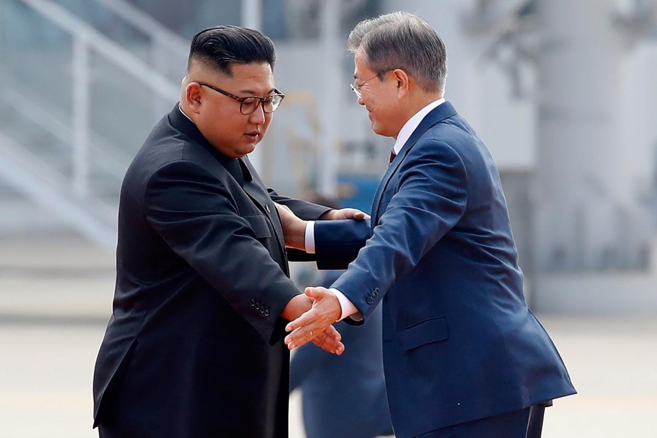 Ditador Kim Jopng-un recebe o presidente sul-coreano Moon Jae-in em Pyongyang, nesta terça-feira (18) | Pyeongyang Press Corps/AFP