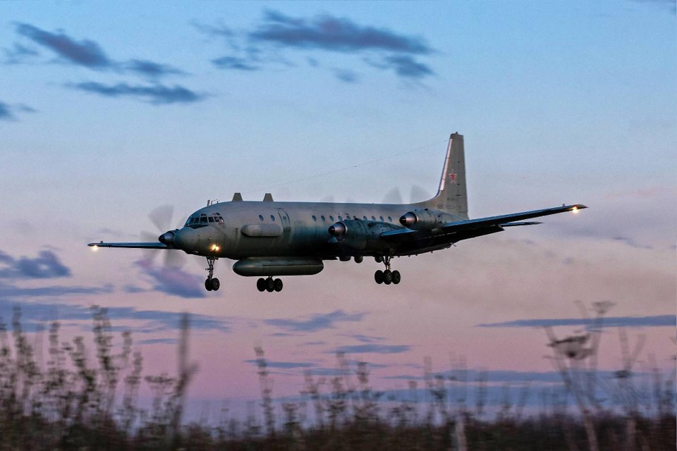 Foto tirada em 23 de julho de 2006 mostra um avião russo IL-20M pousando em um local desconhecido | NIKITA SHCHYUKIN/AFP