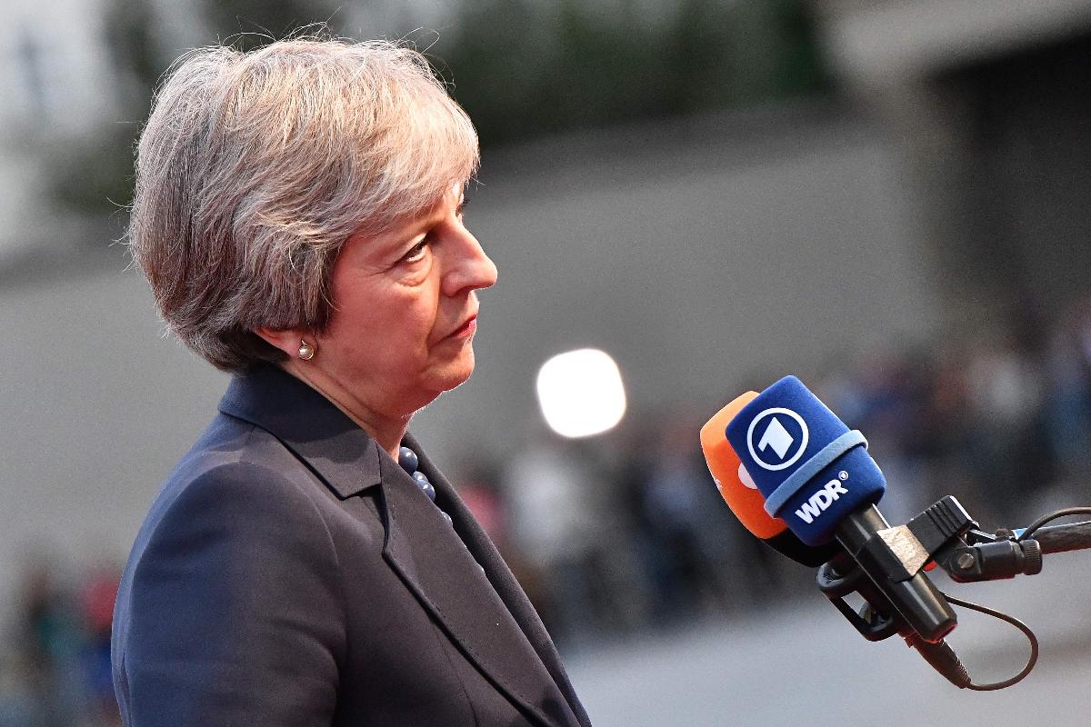 Primeira-ministra da Grã-Bretanha, Theresa May, fala aos jornalistas ao chegar na Cúpula informal de Chefes de Estado ou de Governo da UE em Salzburgo, Áustria | JOE KLAMAR/AFP