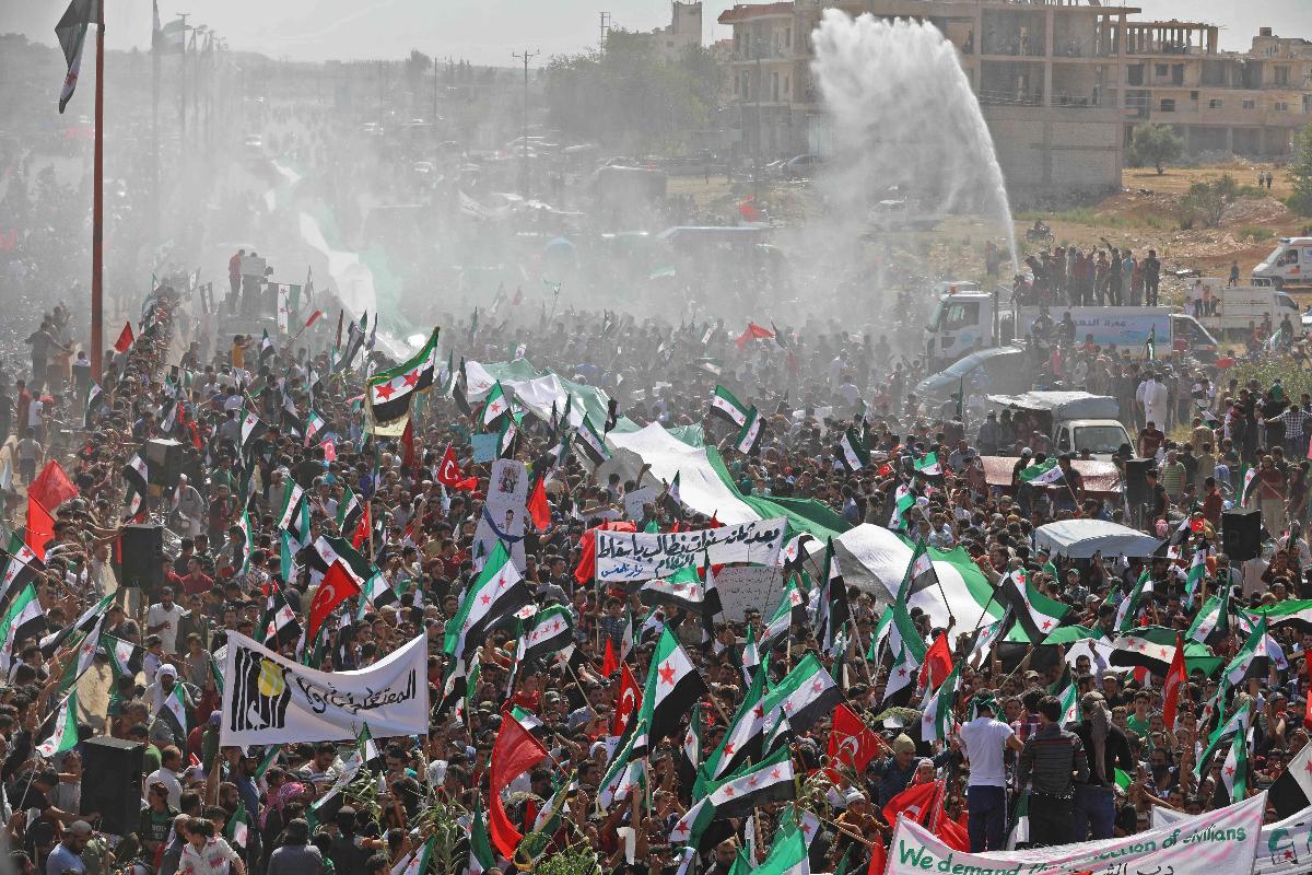 Opositores sírios protestam contra o governo em Idlib | OMAR HAJ KADOUR/AFP