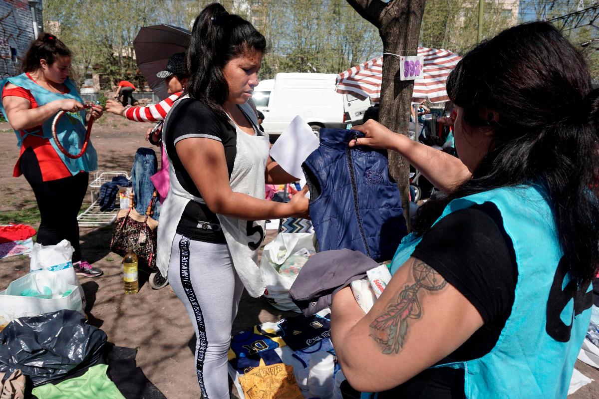 Diante da crescente inflação na Argentina, crescem os mercados de trocas, como o de Monte Grande | EITAN ABRAMOVICH/AFP