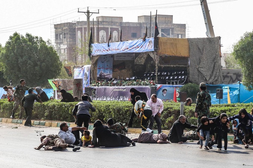 Militares iranianos foram atacados durante desfile em Ahvaz, sudoeste do Irã | MORTEZA JABERIAN/AFP