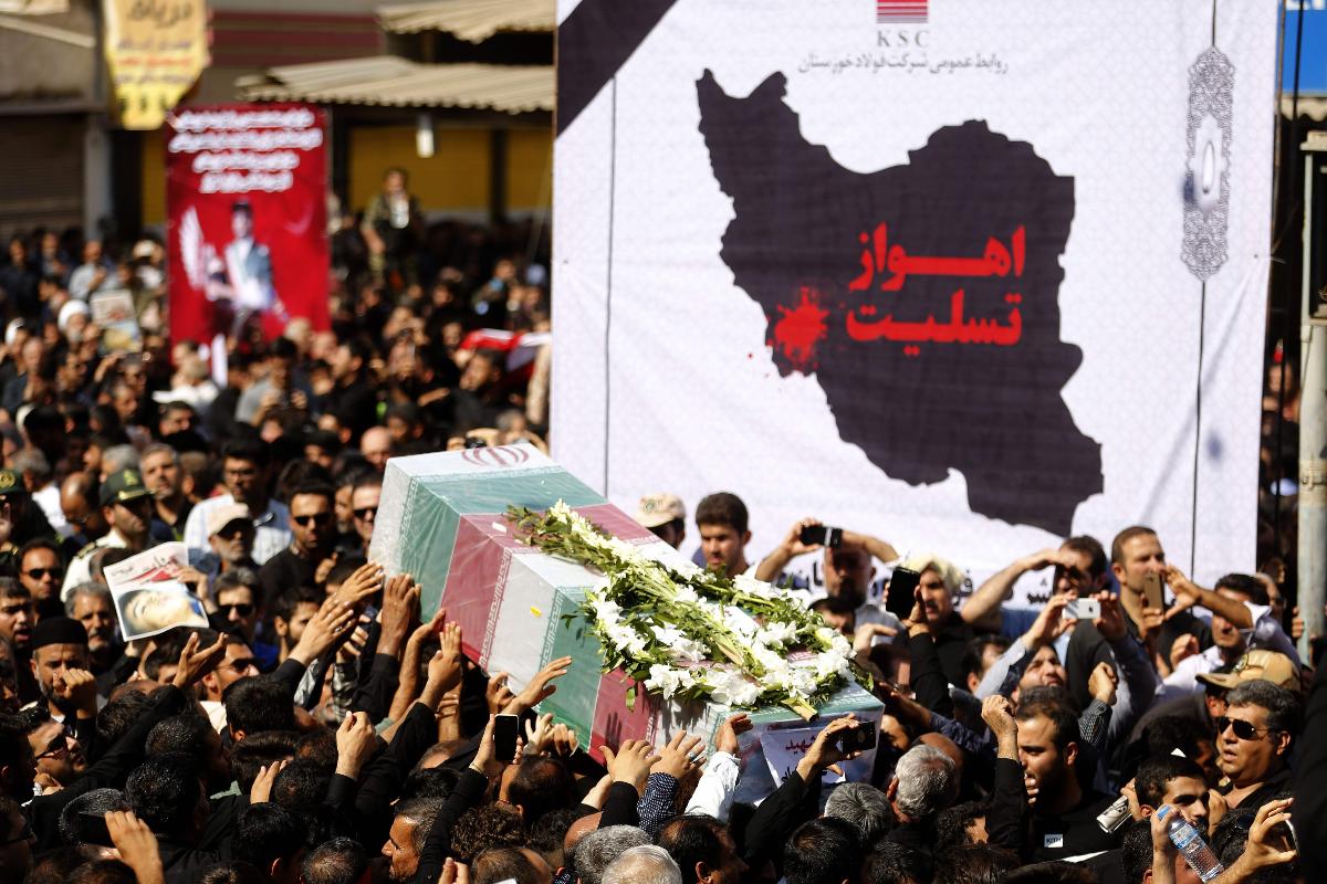 Iranianos carregam o corpo de um dos mortos do ataque a uma parada militar no funeral das vítimas, na cidade de Ahvaz, no sudoeste do Irã | ATTA KENARE/AFP