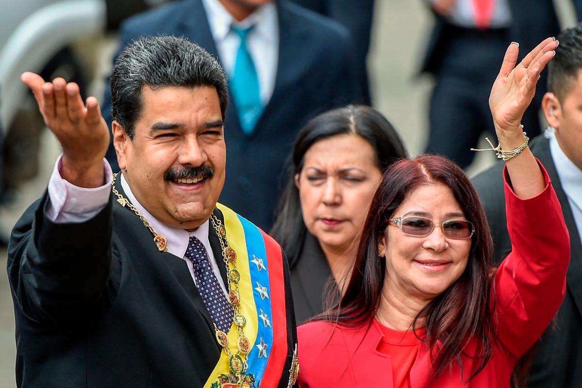 Primeira-dama venezuelana, Cília Flores, ao lado do ditador Nicolás Maduro | JUAN BARRETO/AFP