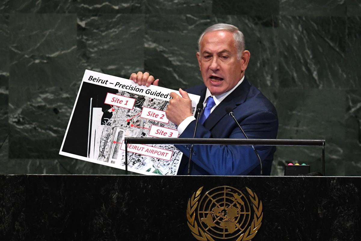 Premiê israelense Benjamin Netanyahu mostra onde mísseis estariam guardados em Beirute, no Libano | TIMOTHY A. CLARY/AFP