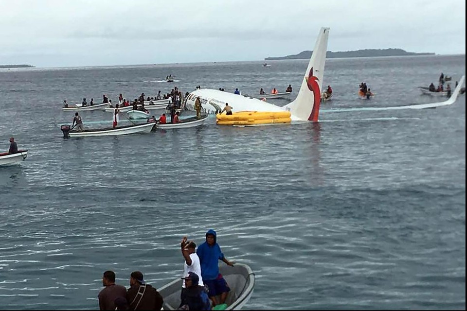 Avião afunda em lagoa na Micronésia ao pousar | JAMES YAINGELUOAFP