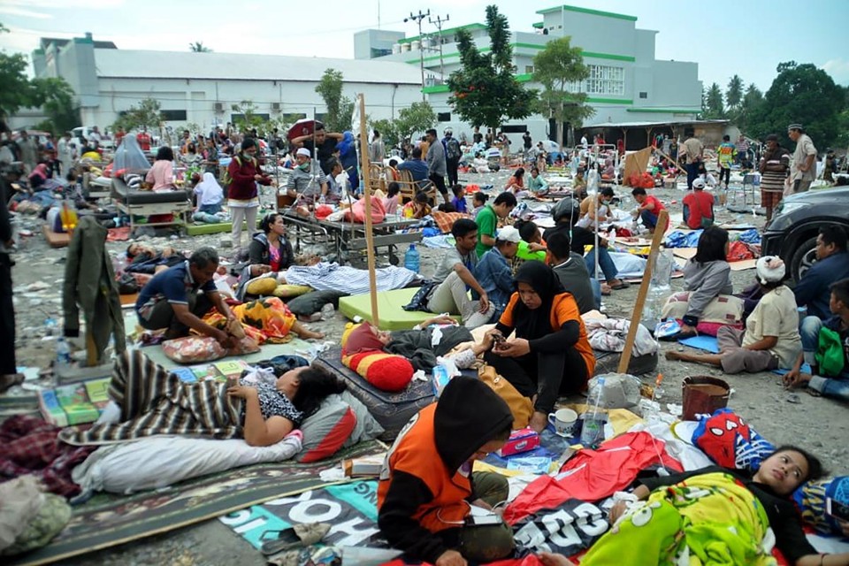 Equipes médicas ajudam pacientes do lado de fora de um hospital em Palu, na Indonésia, que foi atingida por um terremoto e um tsunami | MUHAMMAD RIFKI/ AFP