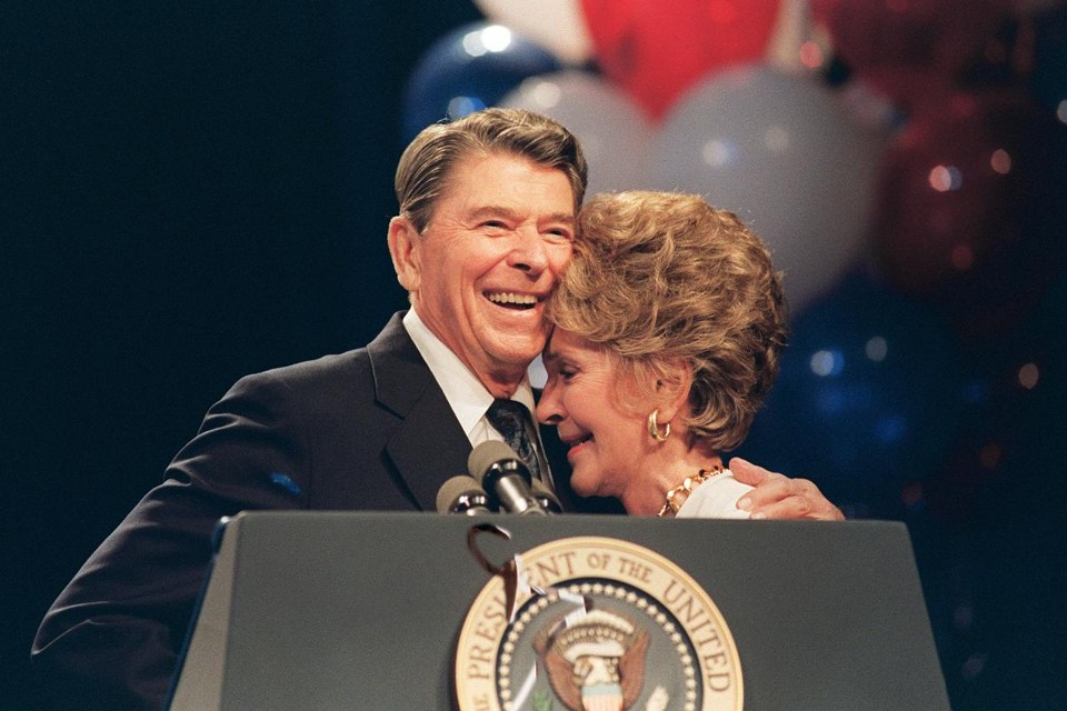 O presidente dos Estados Unidos Ronald Reagan e a primeira-dama Nancy Reagan, em evento de homenagem a ela por seu trabalho no combate às drogas, em agosto de 1988 | MIKE SARGENT/ AFP