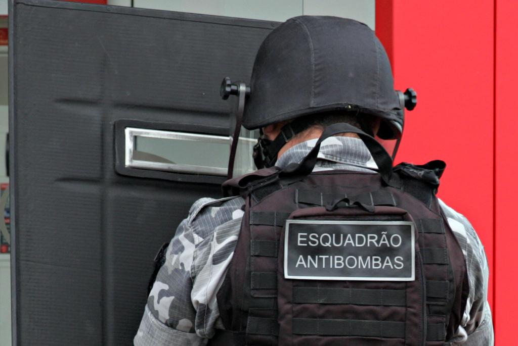 Explosão durante instrução do Esquadrão Antibombas deixou dois feridos na Academia Policia do Guatupê. | Christian Rizzi/Gazeta do Povo