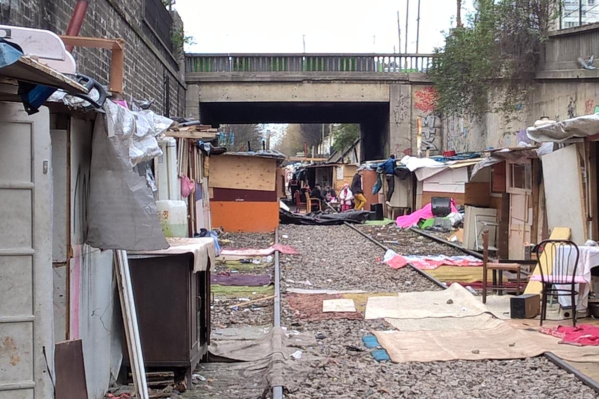 Favela na França, sob a Pont des Poissonniers, em Paris, em 18 de março de 2017 | André FeigelesWikimedia