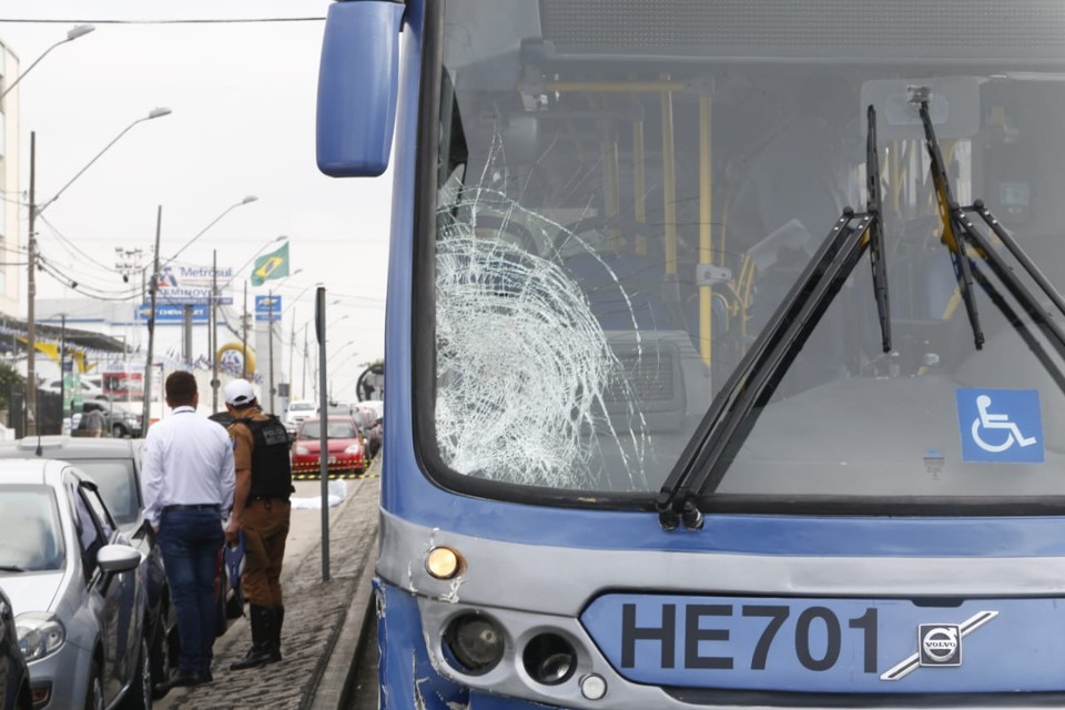 Pedestre não sobreviveu à pancada do biarticulado. | Aniele Nascimento/Gazeta do Povo