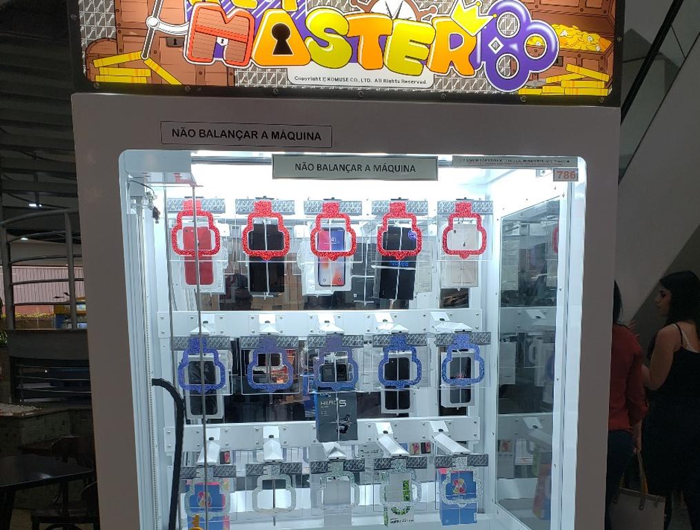 Máquina de pegar celulares foi quebrada pelos ladrões. | Reprodução/Shopping Jardim das Américas