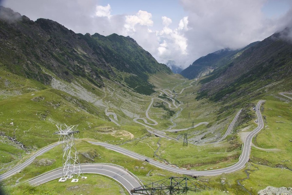 A Transfagarasan, na Romênia, é marcada por curvas fechas e paisagens maravilhosas. | Pixabay / Divulgação