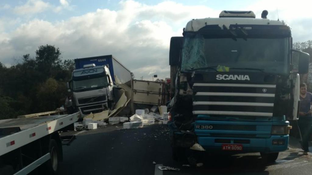 A colisão foi registrada por volta das 7h no quilômetro 69, em Campina Grande do Sul, na Região Metropolitana de Curitiba | Divulgação/PRF