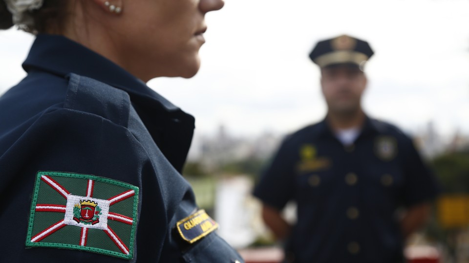 Estágio: novos  guardas municipais  estão nas ruas do Centro sob a supervisão de superiores. | Henry Milleo/Gazeta do Povo