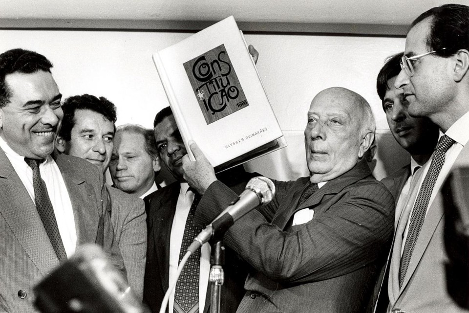 Ulysses Guimarães apresenta a “Constituição Cidadã”, promulgada em 1988. | Arquivo ABr