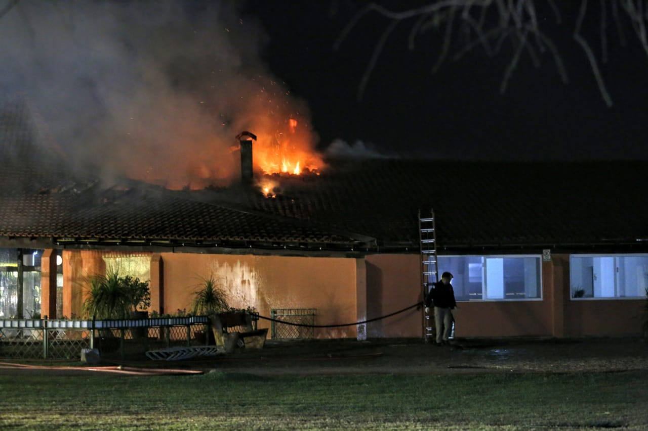 Incêndio no restaurante Maggiore, em Curitiba | Lineu Filho/Tribuna do Paraná