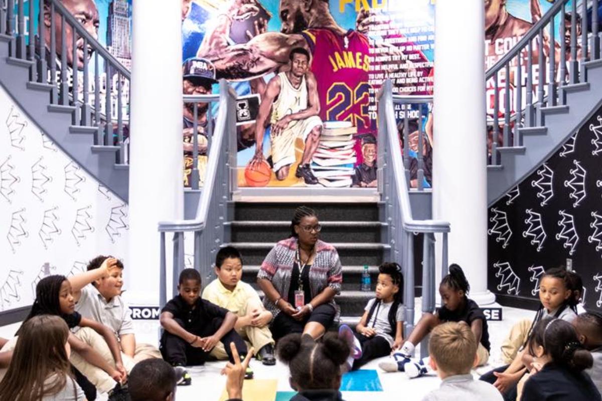 Projeto prevê que a escola seja um ambiente acolhedor e de apoio que crianças muitas vezes não tem em casa. | Reprodução/Facebook.