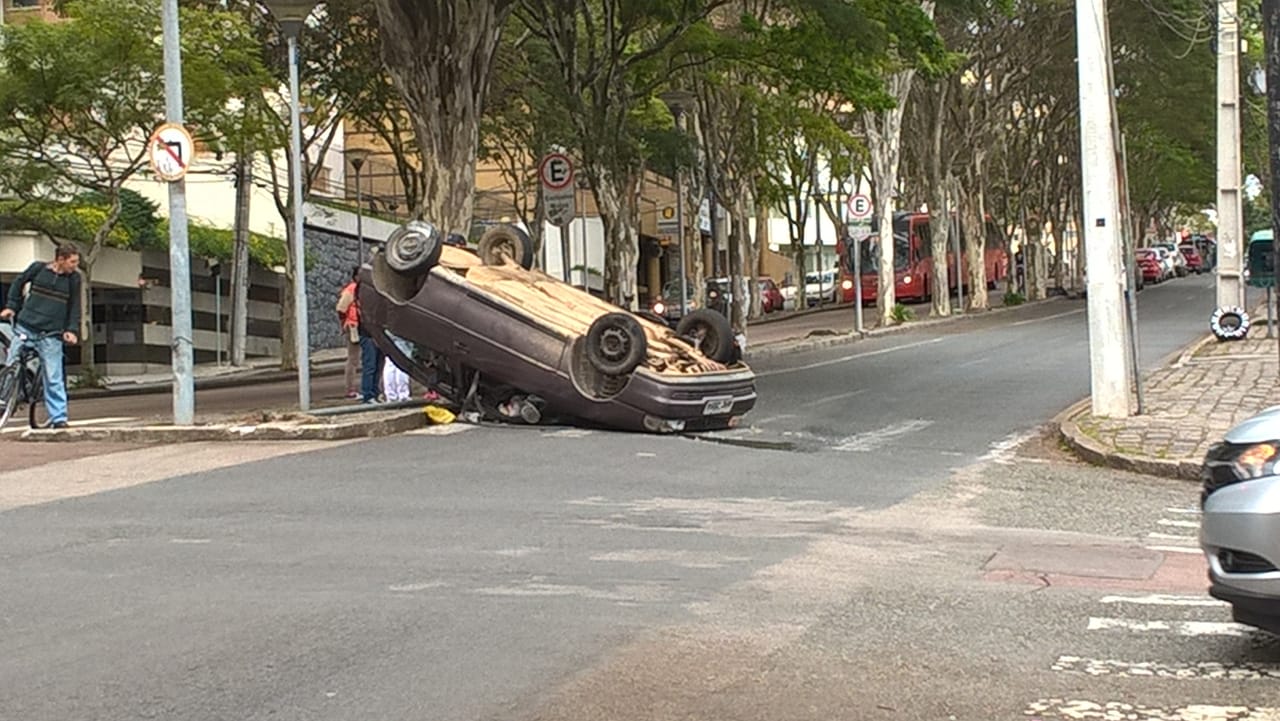 Capotamento aconteceu após dois carros baterem no Bigorrilho | Aline Dias de Almeida/Colaboração