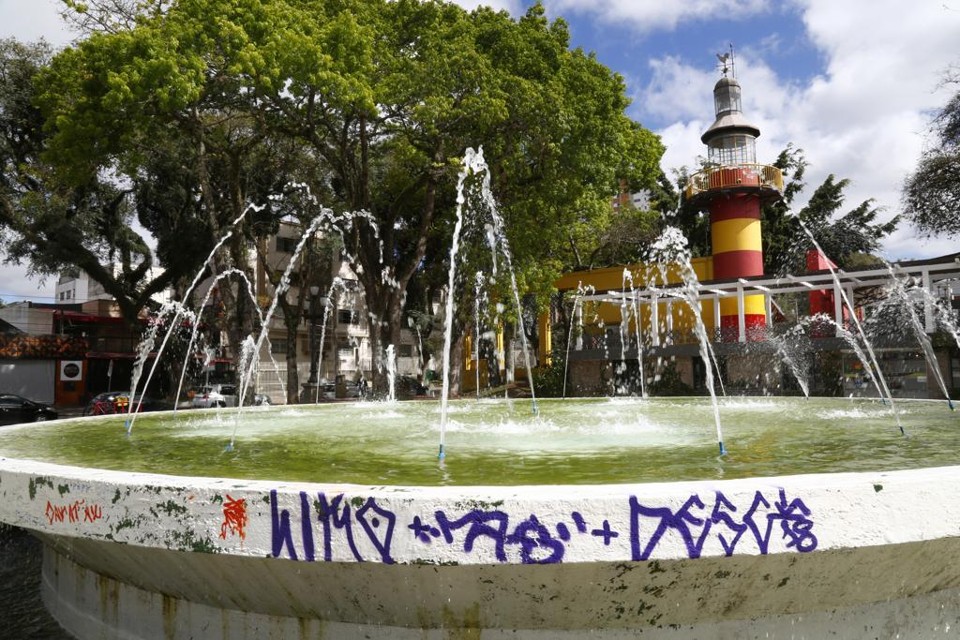 Praça da Espanha voltou a ser pichada e a registrar confusões desde que o modulo da PM deixou o local. | Aniele Nascimento/Gazeta do Povo