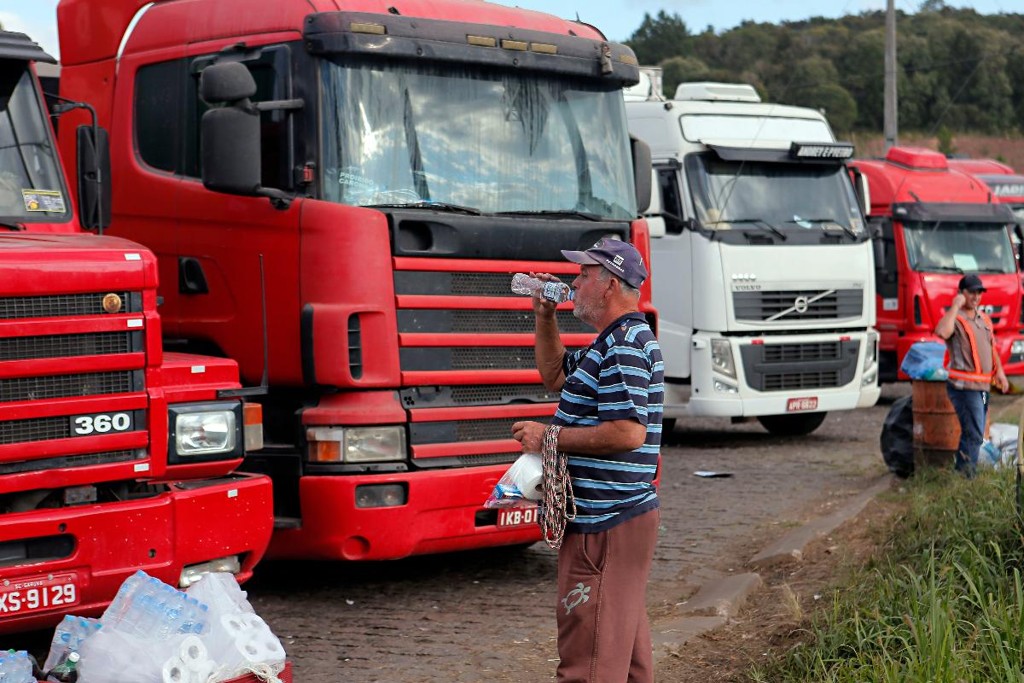 Caminhoneiros parados às margens da BR-116, em Campina Grande do Sul