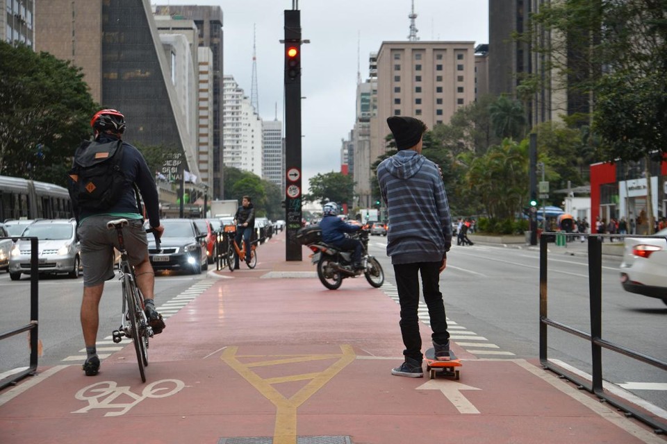 Bicicleta, motos e até skate são algumas das alternativas para o carro. | Rovena RosaAgência Brasil
