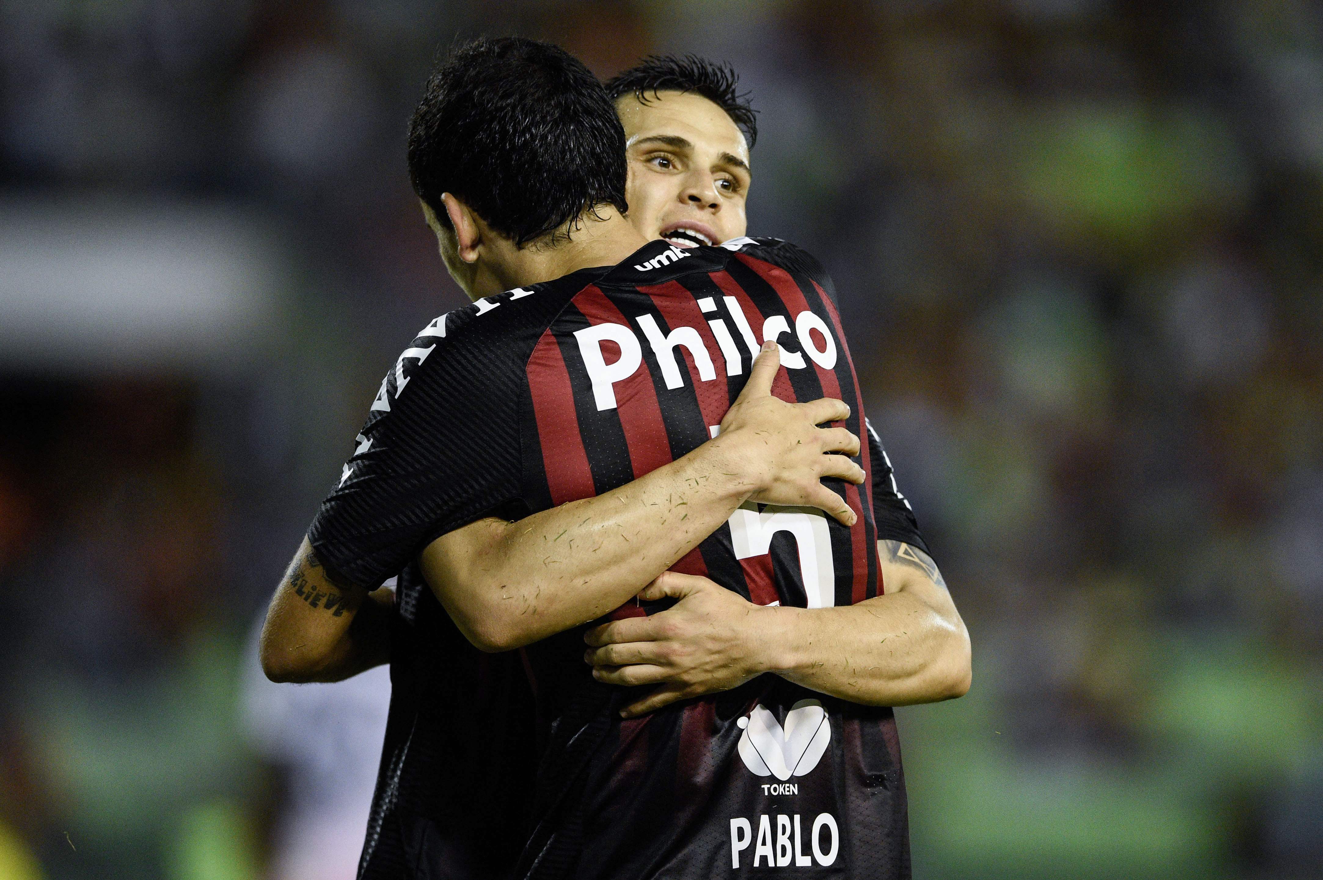 Veiga recebe abraço de Pablo durante vitória contra o Caracas. | FEDERICO PARRA/AFP