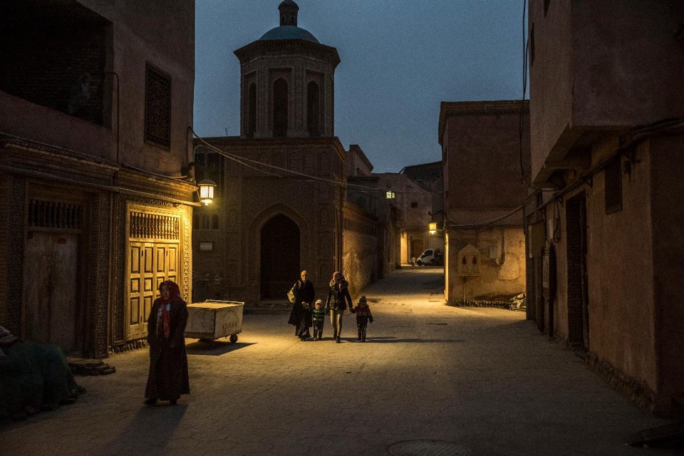 Pedestres caminham perto de mesquita em Kashgar, no Oeste na China, onde as autoridades estão encaminhando muçulmanos a centros de reeducação | GILLES SABRIE/NYT