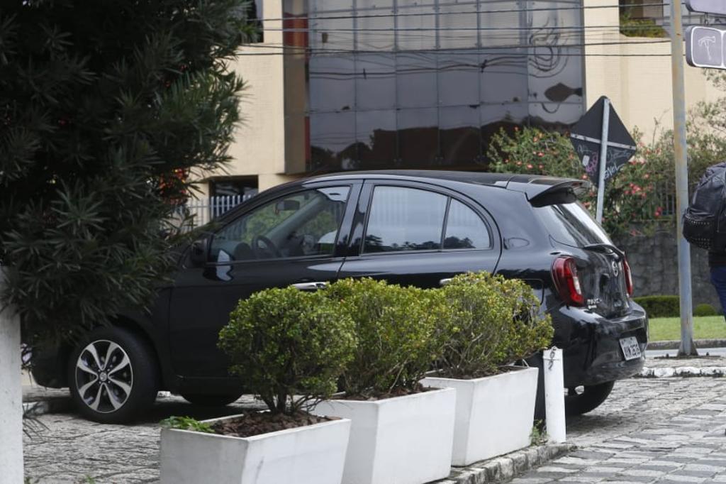 De acordo com o projeto, só estabelecimentos autorizados pela prefeitura poderiam usar o recuo como estacionamento. | Aniele Nascimento/Gazeta do Povo
