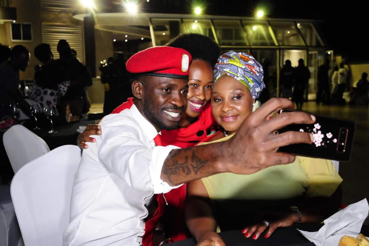 Bobi Wine tira fotos com fãs em restaurante | Twitter/
Bobi Wine